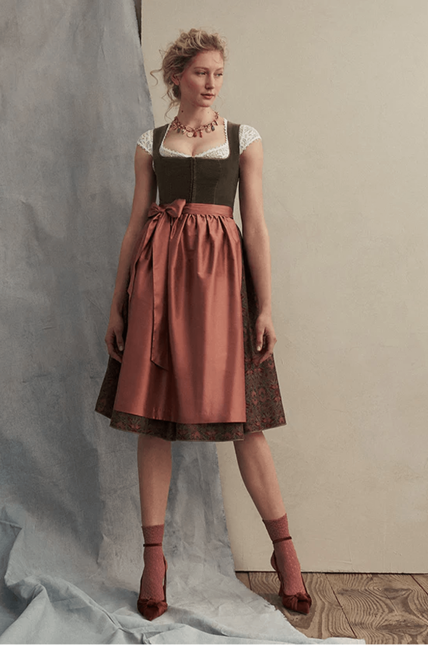 Dirndl Los Angeles in Schilf