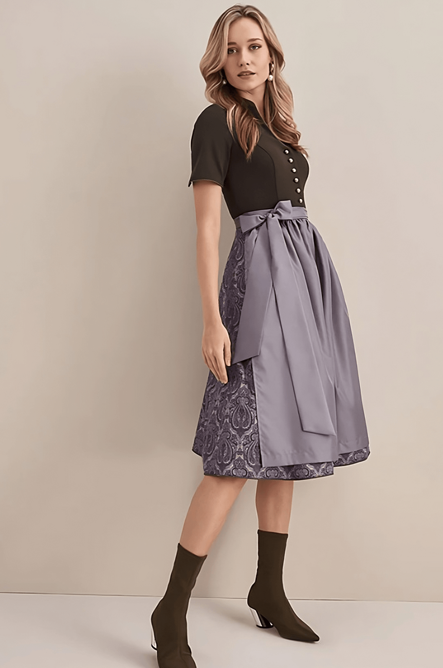 Dirndl Sura in Olive mit Halbarm