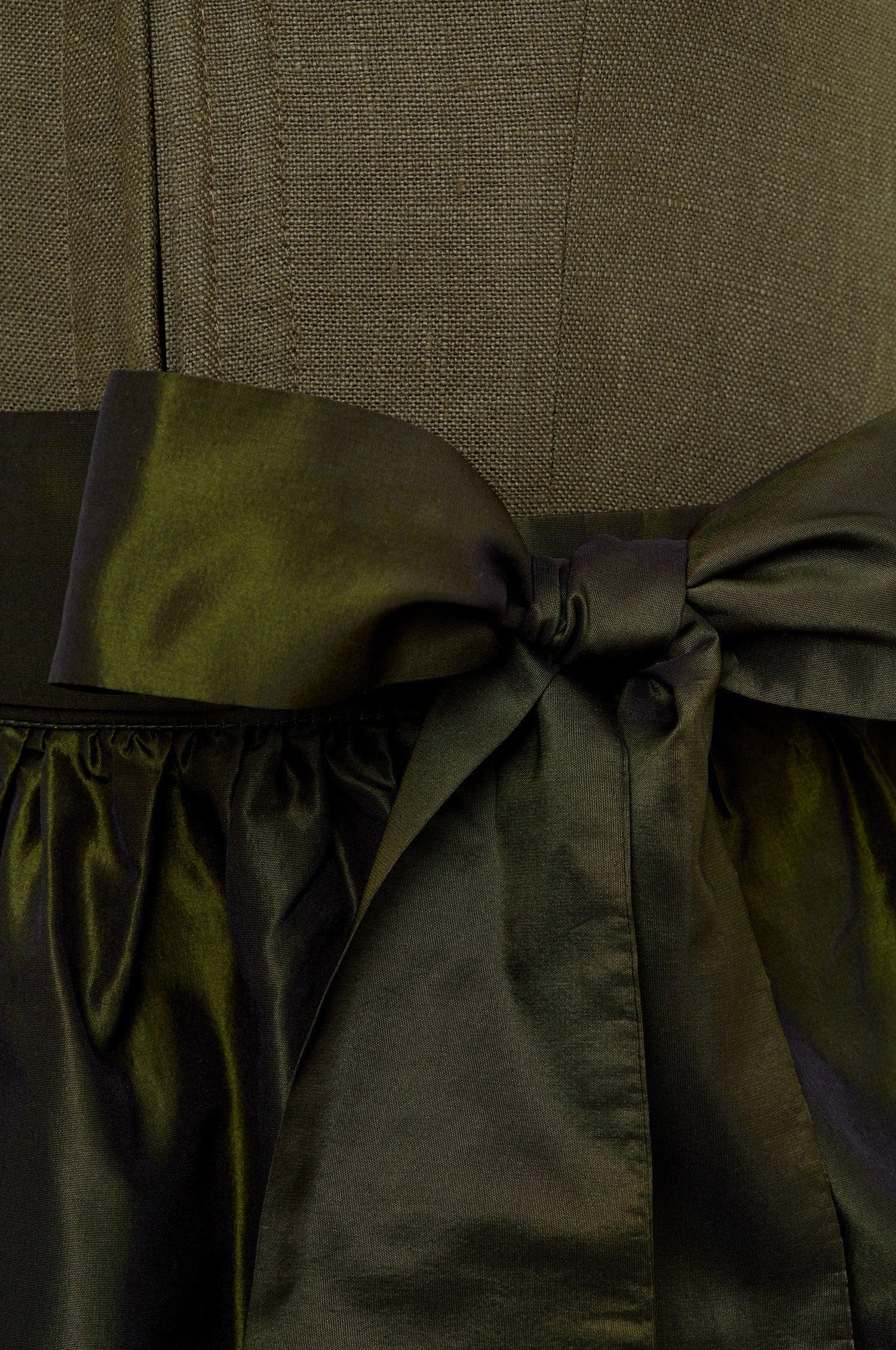 Jubiläumsdirndl in Olive