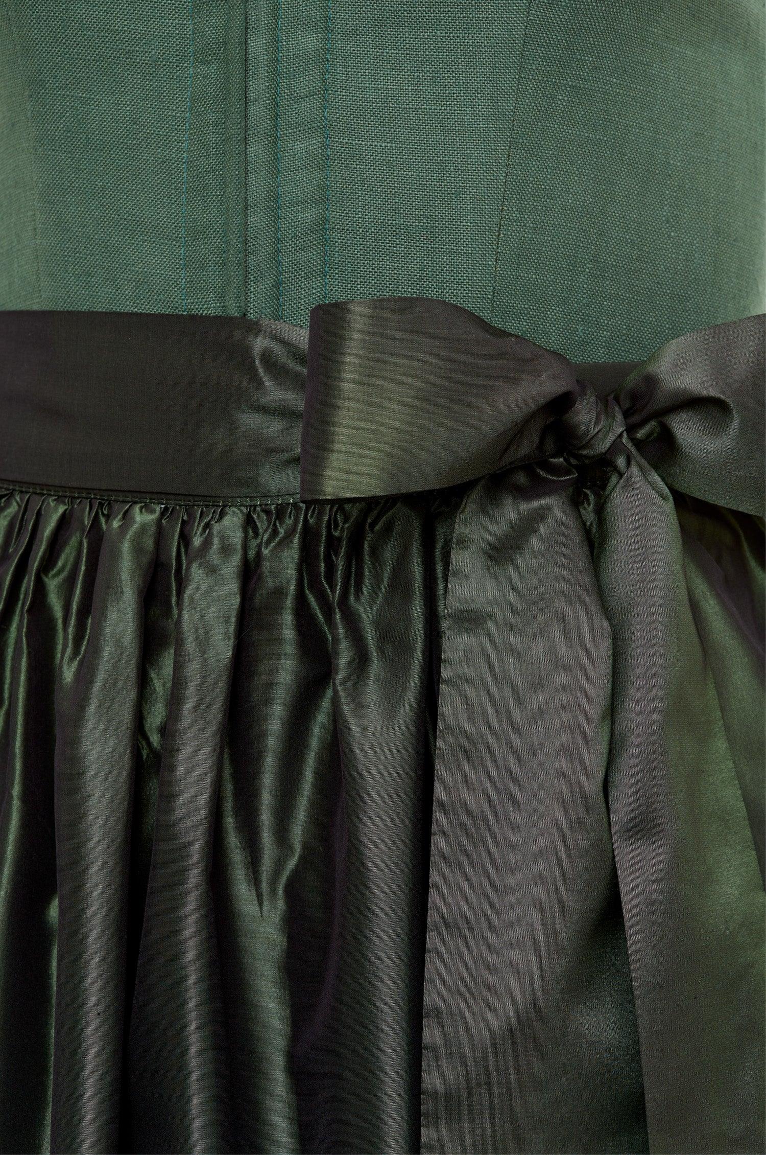 Jubiläumsdirndl in Pinie