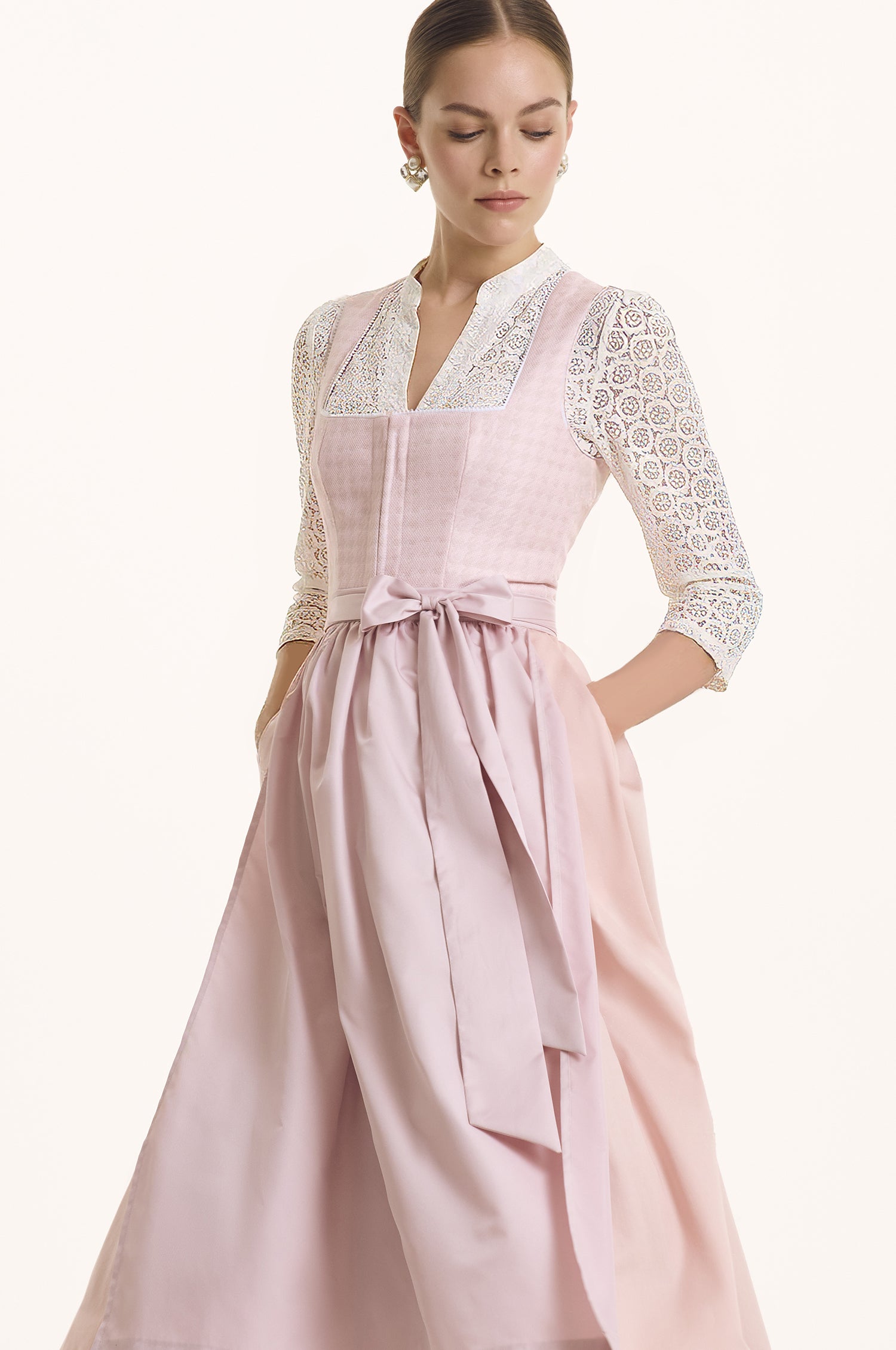 Dirndlbluse Suri aus Spitze mit Dreiviertelarm