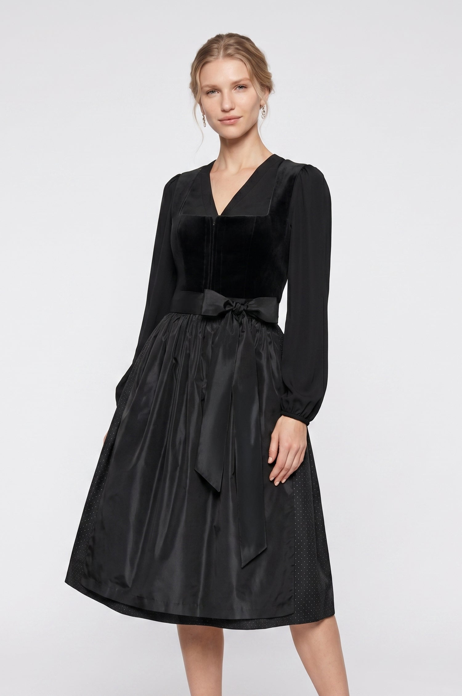 Dirndl Alice in Schwarz in 2 Längen