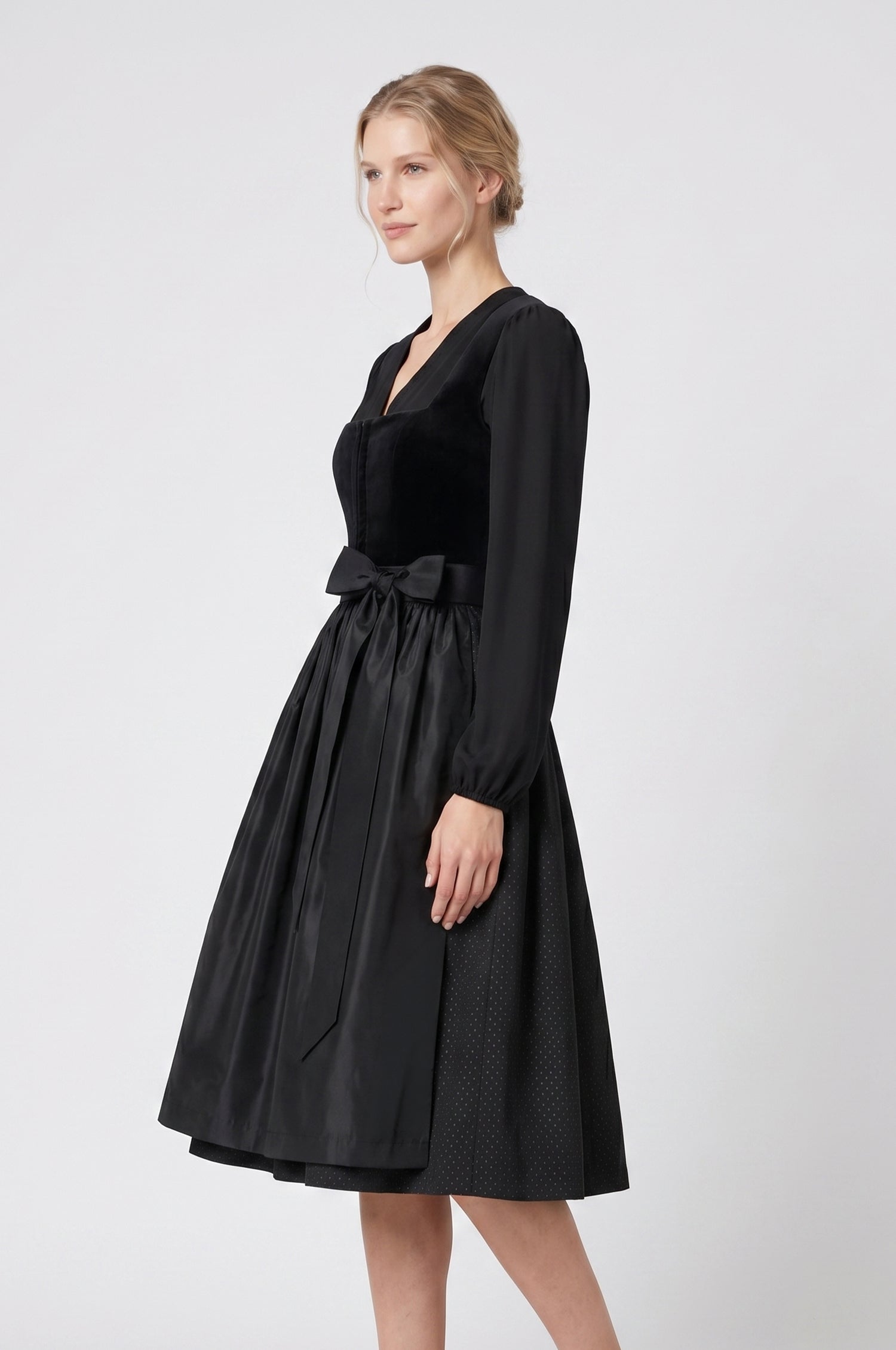 Dirndl Alice in Schwarz in 2 Längen