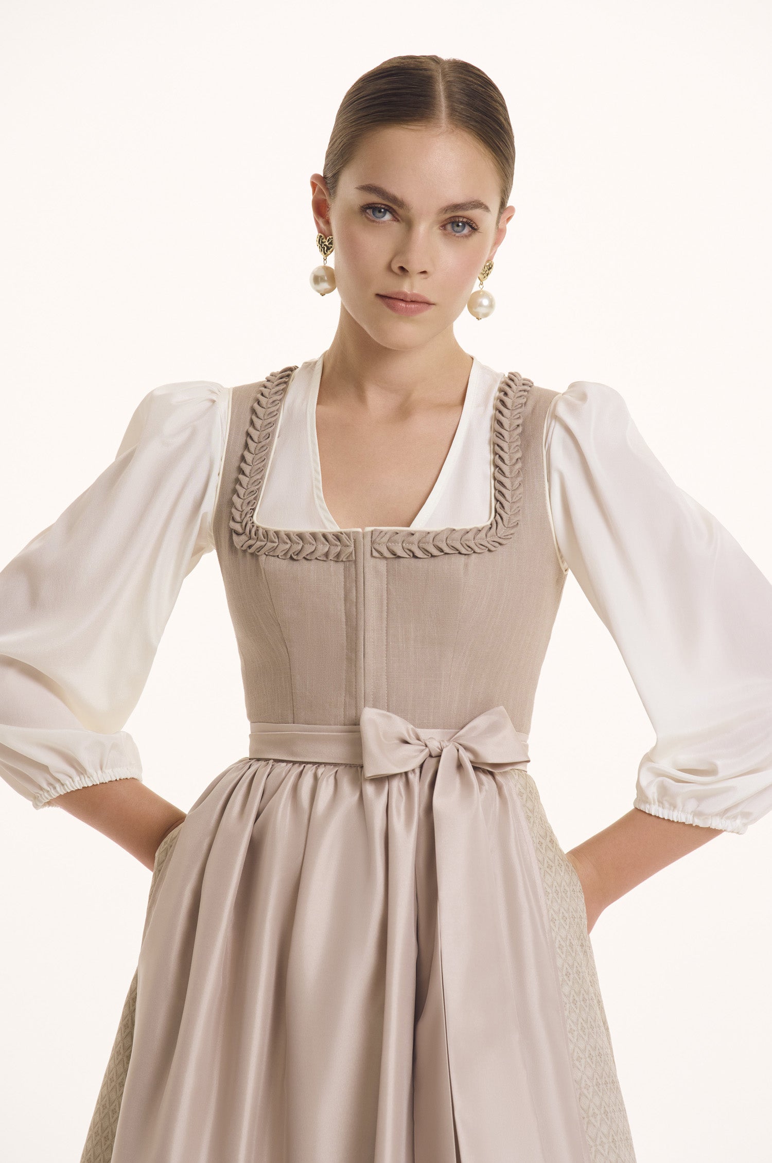 Dirndlbluse Lea mit Dreiviertelarm in weiß